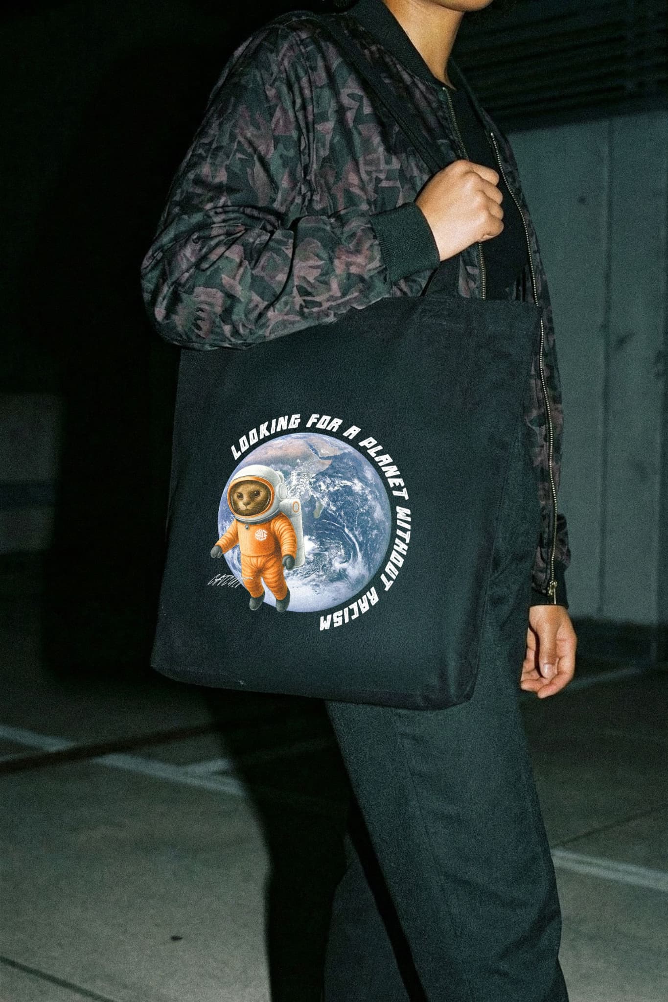 LOOKING FOR A PLANET TASCHE